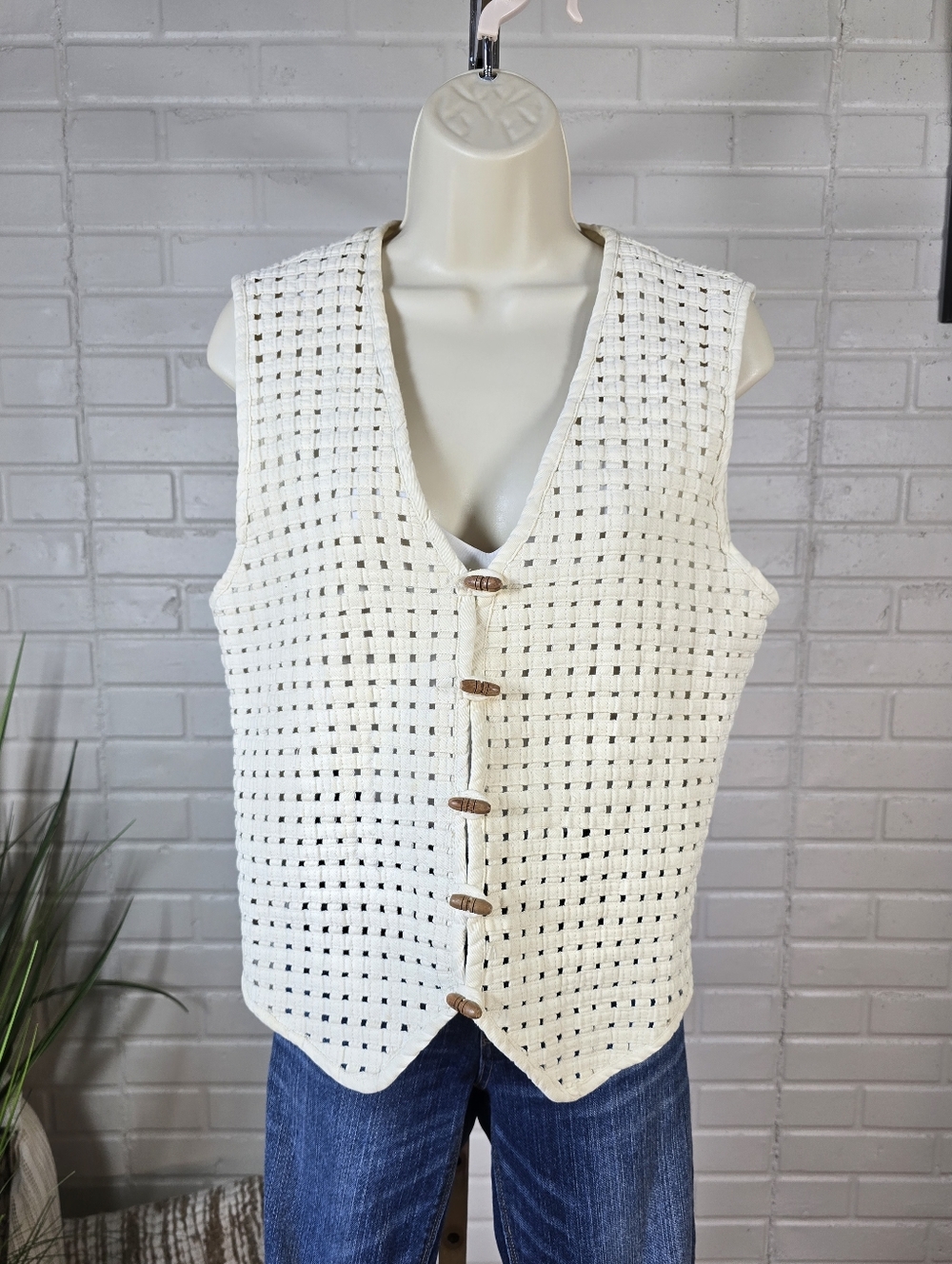 Vintage Rosettes Cream Woven Wood Button Vest Size Large